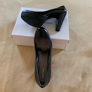 Black patent leather pumps